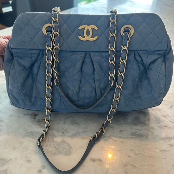 Chanel Quilted Shoulder Bag with Champagne Gold Accents - Picture 1 of 17